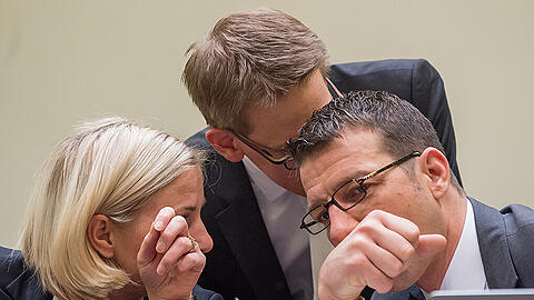 Beate Zschäpe beklagt weiter das Zerwürfnis mit den drei Anwälten Anja Sturm, Wolfgang Heer und Wolfgang Stahl (l-r)