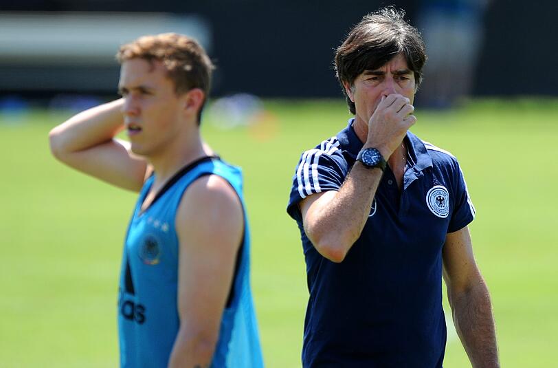 Max Kruse hat laut Bundestrainer Jogi Löw (r.) seine Rolle als Vorbild verletzt.