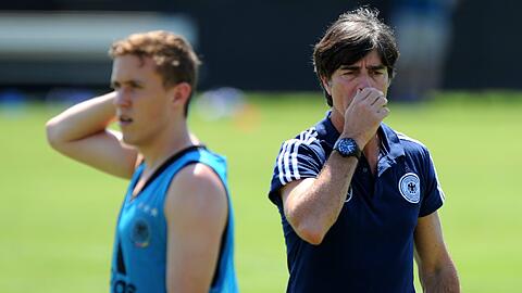 Max Kruse hat laut Bundestrainer Jogi Löw (r.) seine Rolle als Vorbild verletzt.