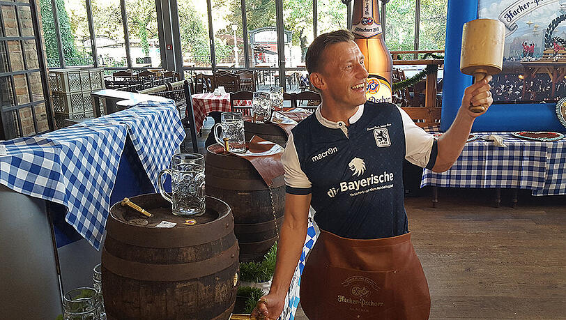 Kürzlich durfte Ivica Olic in München seine erstes Bierfass anzapfen. Am Donnerstagabend möchte er erstmals für 1860 auch ins Tor treffen. Kürzlich durfte Ivica Olic in München seine erstes Bierfass anzapfen. Am Donnerstagabend möchte er erstmals für 1860 auch ins Tor treffen.