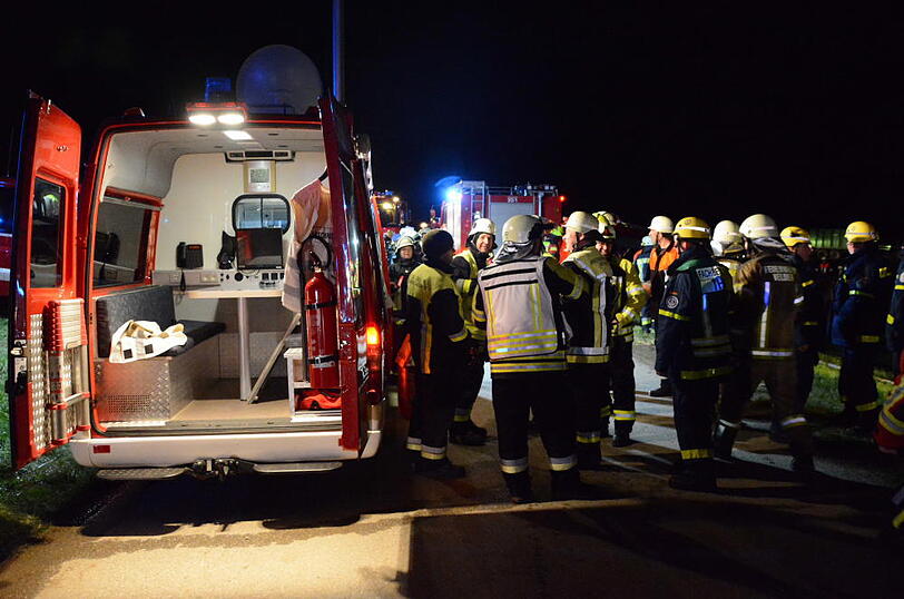 Die Flammen ließen nicht viel übrig - 30 Rinder starben im Feuer. Die Bilder vom Löscheinsatz in Wurmsham.