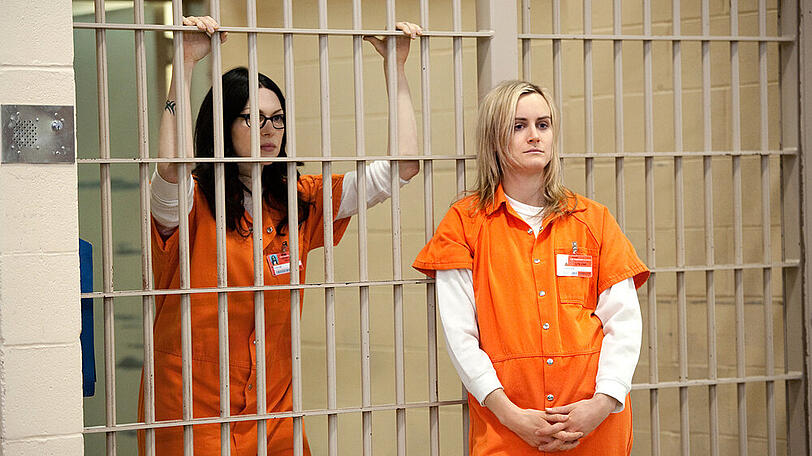 "Orange Is the New Black": Die Liebe von Piper Chapman (Taylor Schilling, r.) und Alex Vause (Laura Prepon) wird auf die Probe gestellt