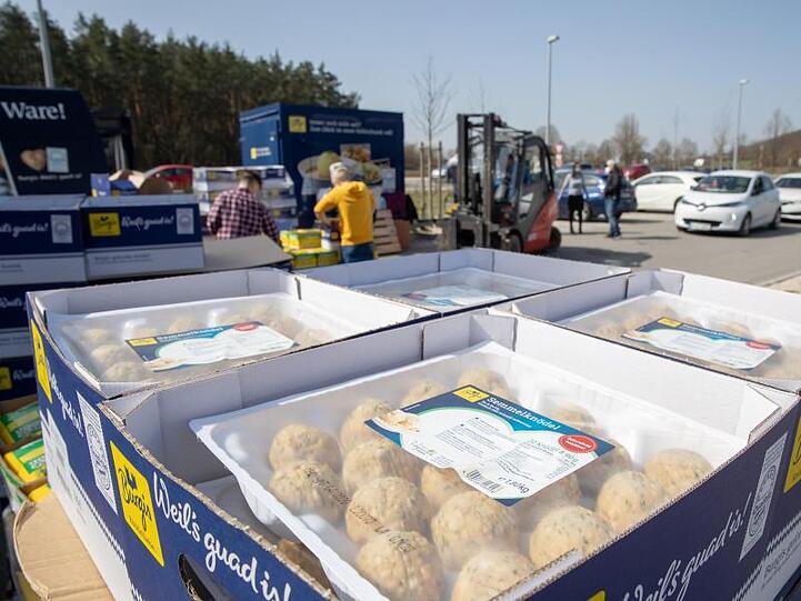 Knödel auf dem Werksgelände des Herstellers Burgis. Foto: Daniel Karmann/dpa