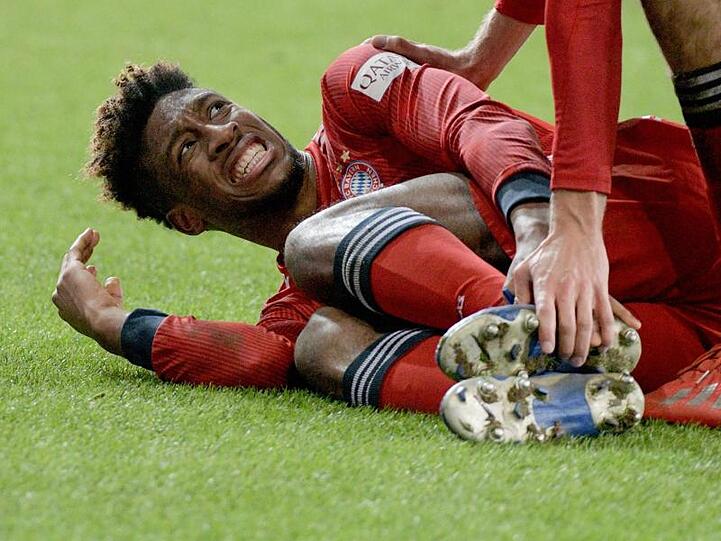 Kingsley Coman von FC Bayern München liegt nach einer Fußverletzung auf dem Rasen. Foto: Stefan Puchner/Archiv