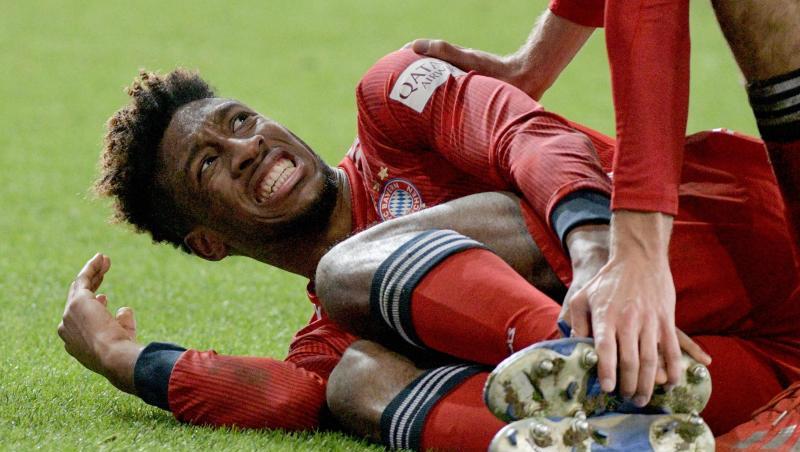 Kingsley Coman von FC Bayern München liegt nach einer Fußverletzung auf dem Rasen. Foto: Stefan Puchner/Archiv Kingsley Coman von FC Bayern München liegt nach einer Fußverletzung auf dem Rasen. Foto: Stefan Puchner/Archiv