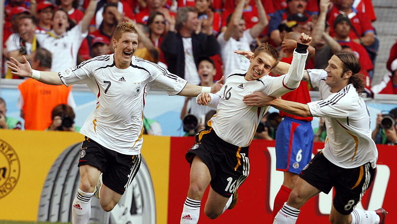 Perfekter Auftakt in die Heim-WM: Schweinsteiger (l.) und Frings feiern Lahm, der nach sechs Minuten das 1:0 gegen Costa Rica erzielt. Perfekter Auftakt in die Heim-WM: Schweinsteiger (l.) und Frings feiern Lahm, der nach sechs Minuten das 1:0 gegen Costa Rica erzielt.
