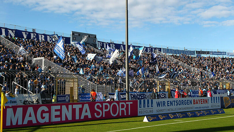 Stand jetzt dürfen 3.736 Fans ins Grünwalder Stadion, wenn es für die Löwen am Samstag gegen die Würzburger Kickers geht. Entsprechend groß war der Andrang der 1860-Dauerkarten-Inhaber auf die Tickets. (Archivbild)