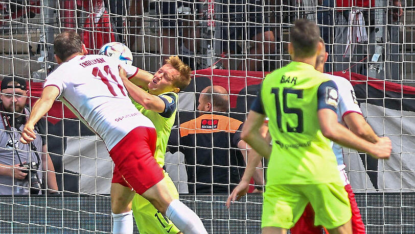 Nicht schon wieder: Essen erzielt gegen Greilinger (l.) und 1860 einmal mehr einen Treffer in der Nachspielzeit. Foto: imago