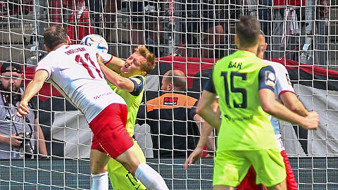 Nicht schon wieder: Essen erzielt gegen Greilinger (l.) und 1860 einmal mehr einen Treffer in der Nachspielzeit. Foto: imago