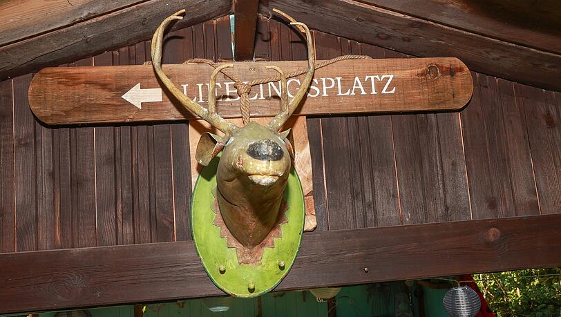 Der "Lieblingsplatz" unter dem Pavillon. Der "Lieblingsplatz" unter dem Pavillon.