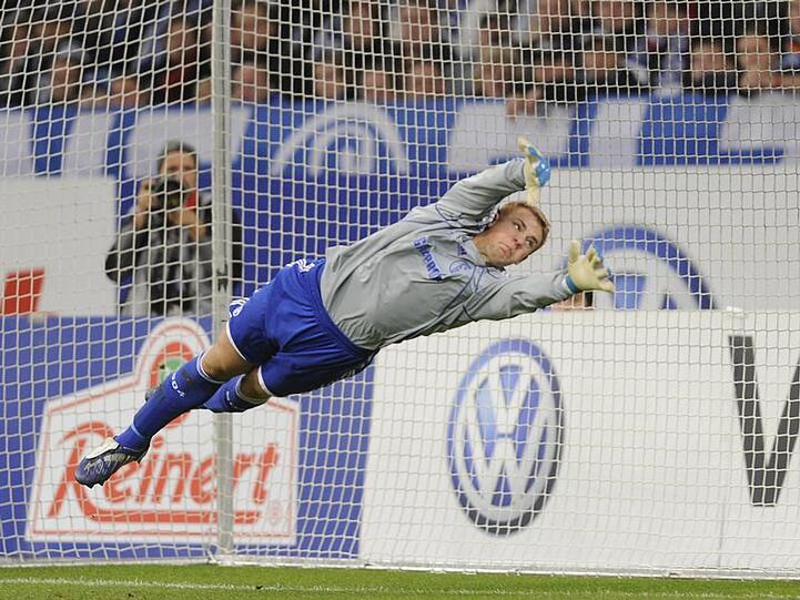 Oliver Kahn ist dafür, Manuel Neuer zum FC Bayern zu holen.