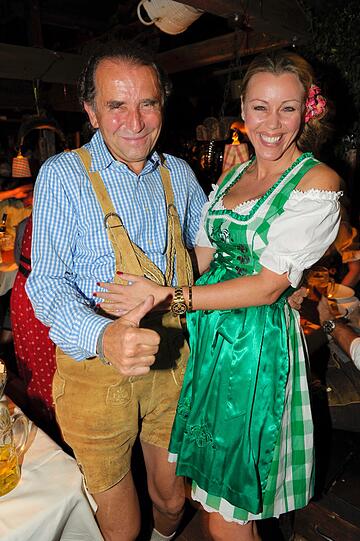 Tiefe Einblicke, volle Dekolletees, Blondinen und ganz viel köstliches Wiesn-Bier: Der "Almauftrieb" im Käferzelt gehört zu den Pflichtterminen und hat auch am ersten Wiesn-Sonntag wieder die Promis angezogen. So lassen es die VIPs krachen - Die Bilder