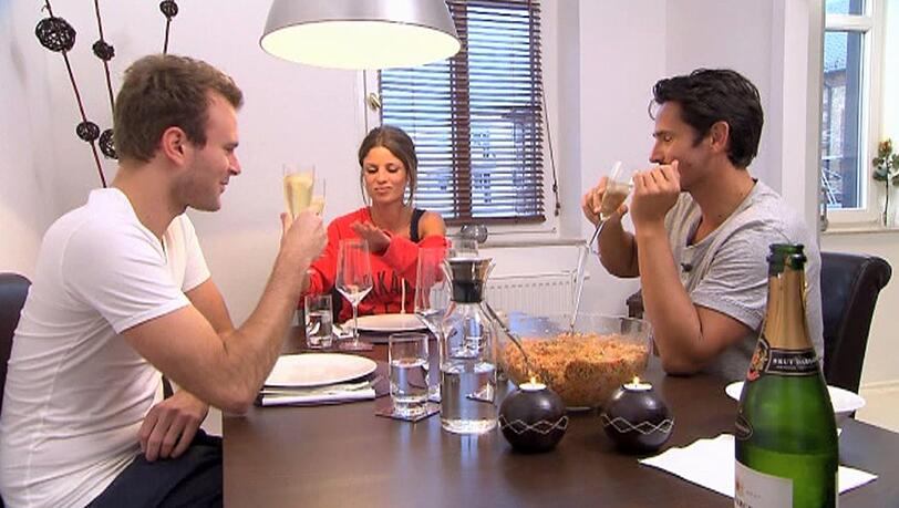 Beim Home-Date in Speyer lernt der Bachelor Alissas besten Freund Max (li.) kennen.
