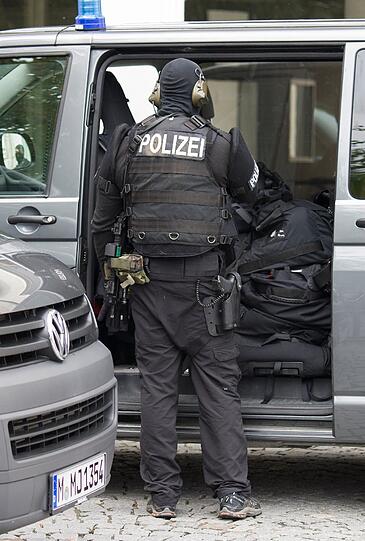 Geiseldrama in Ingolstadt: Ein bewaffneter Mann im Rathaus Geiseln genommen. Gegen 17.44 Uhr hat es sechs Schüsse im Rathaus gegeben!Die Geiselnahme ist beendet. Alle sind am Leben.