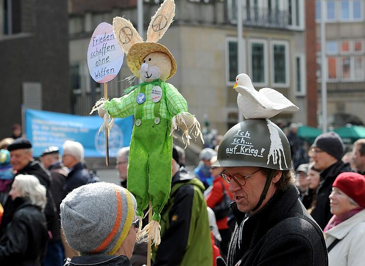 Der Künstler Joachim Fischer nimmt mit Stahlhelm und Osterhasen an dem Ostermarsch in Bremen teil.