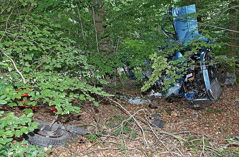 Nach einem schweren Verkehrsunfall im unterfränkischen Unterschleichach ist eine 19-jährige Frau gestorben. Die Bilder vom Unfallort.
