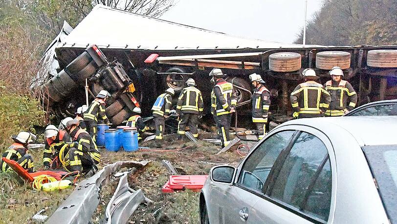 Ein LKW stellte sich auf der A99 bei Taufkirchen quer. Klicken Sie sich hier durch die Bilder! Ein LKW stellte sich auf der A99 bei Taufkirchen quer. Klicken Sie sich hier durch die Bilder!