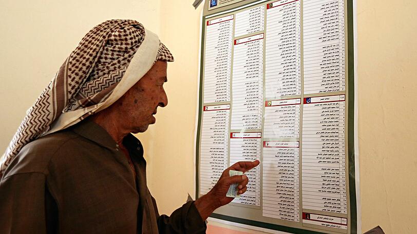 Ein Wähler durchsucht im Vorfeld der Stimmabgabe eine Liste nach seinem Namen. Erstmals nach dem Sieg gegen die Terrormiliz Islamischer Staat (IS) wählt der Irak an diesem Samstag ein neues Parlament. Die Abstimmung gilt als wegweisend für die Zukunft des Landes, doch die Ausgangslage ist ungemein schwierig.