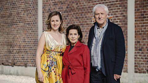 Die Dreharbeiten zu "Lang lebe die Königin" haben Mitte März begonnen. Hannelore Elsner spielte an der Seite von Marlene Morreis (li.) und Günther Maria Halmer (re.).