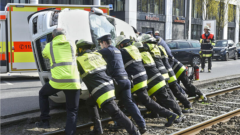 Der Audi konnte mit Muskelkraft wieder auf die Räder gestellt werden.