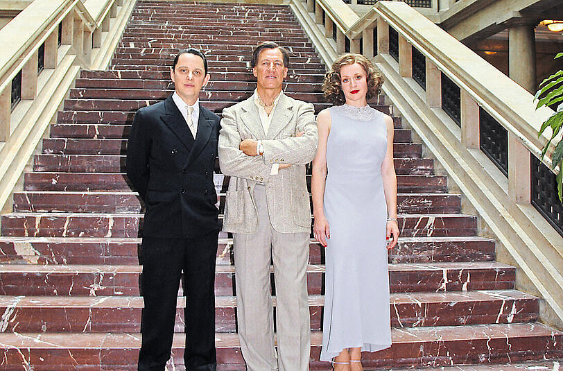 Arndt Schwering-Sohnrey (Joseph Goebbels), Tobias Moretti (Luis Trenker) und Brigitte Hobmeier (Leni Riefenstahl) in der Münchner Musikhochschule, dem früheren "Führerbau", der 1937 vollendet wurde.