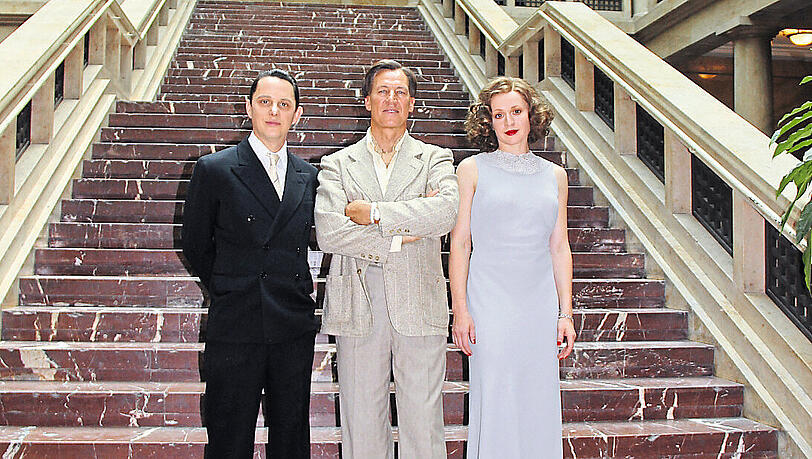Arndt Schwering-Sohnrey (Joseph Goebbels), Tobias Moretti (Luis Trenker) und Brigitte Hobmeier (Leni Riefenstahl) in der Münchner Musikhochschule, dem früheren "Führerbau", der 1937 vollendet wurde. Arndt Schwering-Sohnrey (Joseph Goebbels), Tobias Moretti (Luis Trenker) und Brigitte Hobmeier (Leni Riefenstahl) in der Münchner Musikhochschule, dem früheren "Führerbau", der 1937 vollendet wurde.