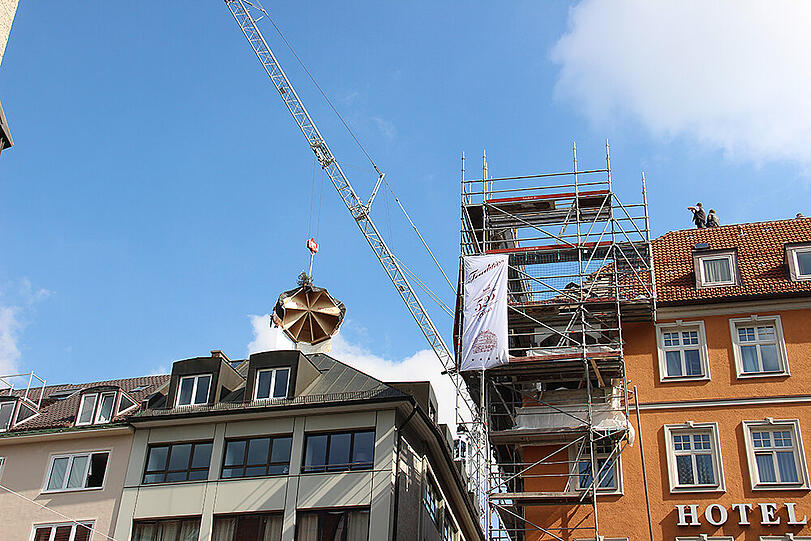 Bilder vom Richtfest am Torbräu: So wurde die Zwiebel auf den Turm gehievt.