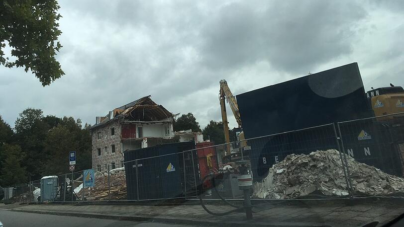 Nur noch Schutt ist vom alten Wohnheim an der Chiemgaustraße über.