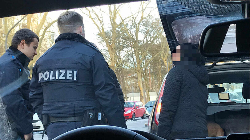 Die Polizei spricht mit der Welpenschmugglerin.