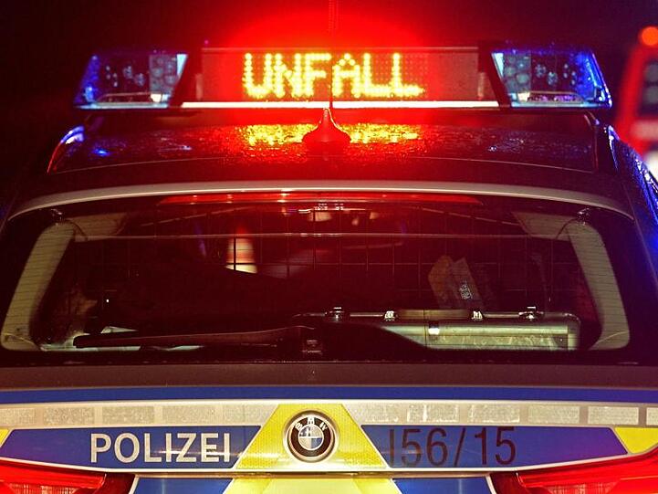 Der Schriftzug "Unfall" leuchtet auf einem Streifenwagen. Foto: Stefan Puchner/dpa/Symbolbild