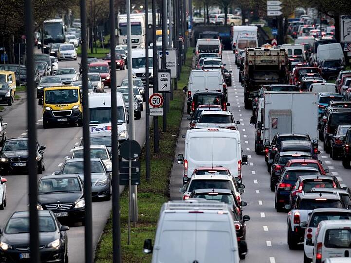 Dichter Verkehr schiebt sich im abendlichen Berufsverkehr über den Mittleren Ring. Foto: Sven Hoppe/Archiv