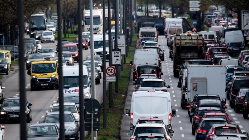Dichter Verkehr schiebt sich im abendlichen Berufsverkehr über den Mittleren Ring. Foto: Sven Hoppe/Archiv Dichter Verkehr schiebt sich im abendlichen Berufsverkehr über den Mittleren Ring. Foto: Sven Hoppe/Archiv