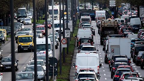 Dichter Verkehr schiebt sich im abendlichen Berufsverkehr über den Mittleren Ring. Foto: Sven Hoppe/Archiv