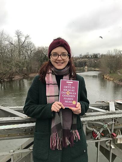 Lena Schraml mit ihrem Buch über Krakau: Sie wünscht sich, dass viel mehr Landshuter die Stadt in Polen kennenlernen.
