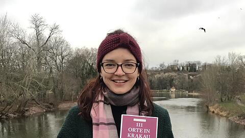 Lena Schraml mit ihrem Buch über Krakau: Sie wünscht sich, dass viel mehr Landshuter die Stadt in Polen kennenlernen.