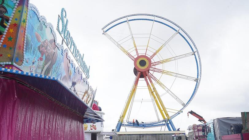 Am Mitwoch ist das Riesenrad noch im Aufbau. Am Mitwoch ist das Riesenrad noch im Aufbau.