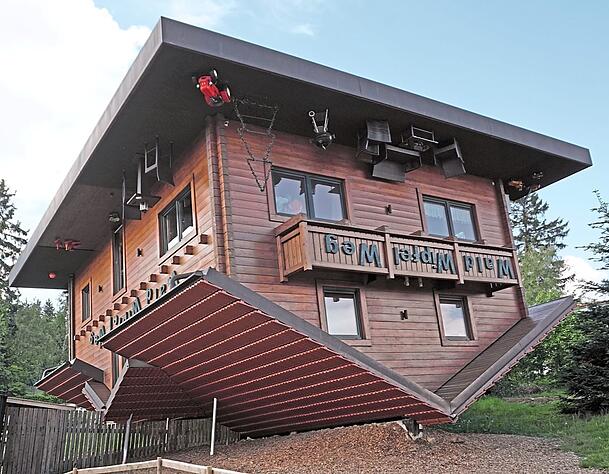 "Das Haus am Kopf" steht auf dem Dach. Zu entdecken gibt es ein komplett eingerichtetes Haus.