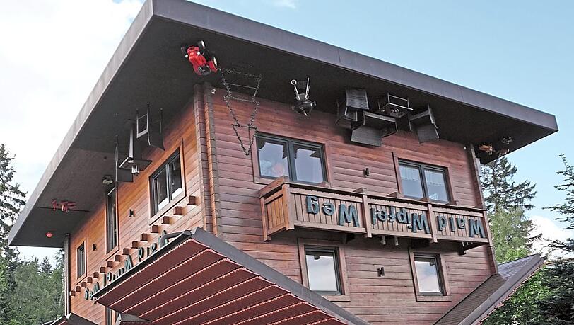 "Das Haus am Kopf" steht auf dem Dach. Zu entdecken gibt es ein komplett eingerichtetes Haus.