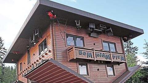 "Das Haus am Kopf" steht auf dem Dach. Zu entdecken gibt es ein komplett eingerichtetes Haus.
