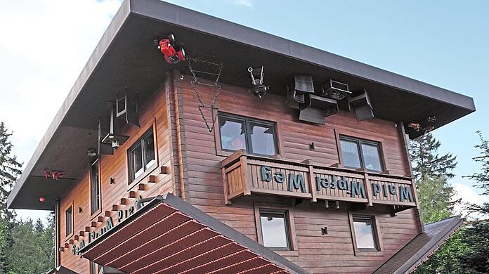 "Das Haus am Kopf" steht auf dem Dach. Zu entdecken gibt es ein komplett eingerichtetes Haus.