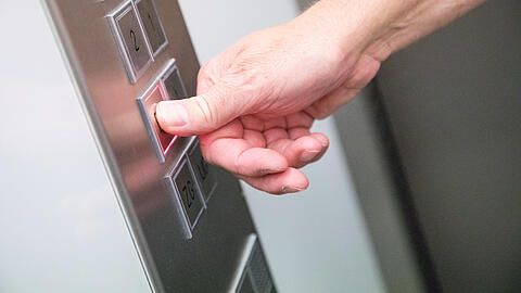 In einem völlig überfüllten Aufzug riefen die Passagiere erst den Techniker, aber auch der konnte nicht helfen.