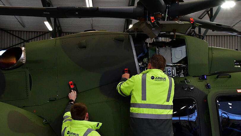 Mitarbeiter von Airbus halten einen Leichten Kampfhubschrauber (LKH) instand. Die in Taufkirchen angesiedelte Defence-Sparte des Unternehmens setzte im Jahr 2025 13,4 Milliarden Euro um.