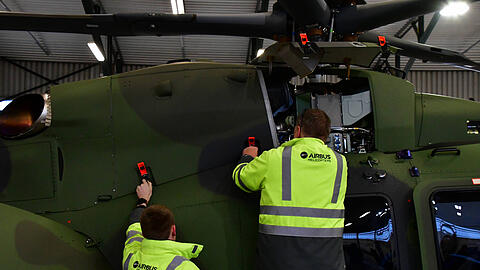 Mitarbeiter von Airbus halten einen Leichten Kampfhubschrauber (LKH) instand. Die in Taufkirchen angesiedelte Defence-Sparte des Unternehmens setzte im Jahr 2025 13,4 Milliarden Euro um.