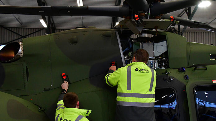Mitarbeiter von Airbus halten einen Leichten Kampfhubschrauber (LKH) instand. Die in Taufkirchen angesiedelte Defence-Sparte des Unternehmens setzte im Jahr 2025 13,4 Milliarden Euro um.