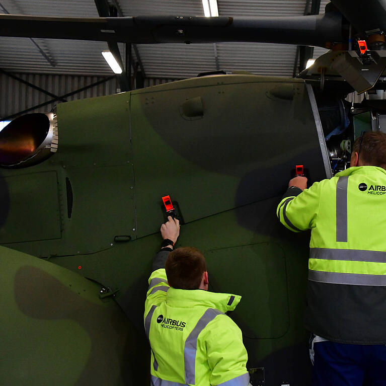 Mitarbeiter von Airbus halten einen Leichten Kampfhubschrauber (LKH) instand. Die in Taufkirchen angesiedelte Defence-Sparte des Unternehmens setzte im Jahr 2025 13,4 Milliarden Euro um.