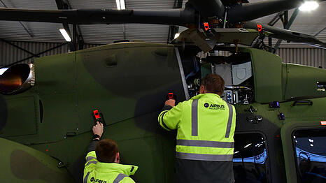 Mitarbeiter von Airbus halten einen Leichten Kampfhubschrauber (LKH) instand. Die in Taufkirchen angesiedelte Defence-Sparte des Unternehmens setzte im Jahr 2025 13,4 Milliarden Euro um.