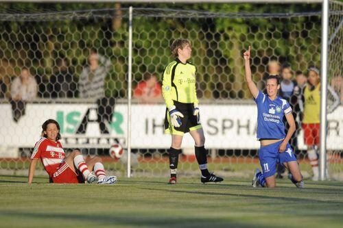 So sehen Verliererinnen aus: Bayerns Bayerns Bianca Rech (li.) und Ulrike Schmetz nach dem 0:2. Duisburgs Simone Laudehr dagegen jubelt. Ihre Mannschaft hat jetzt auch wieder eine Titelchance.