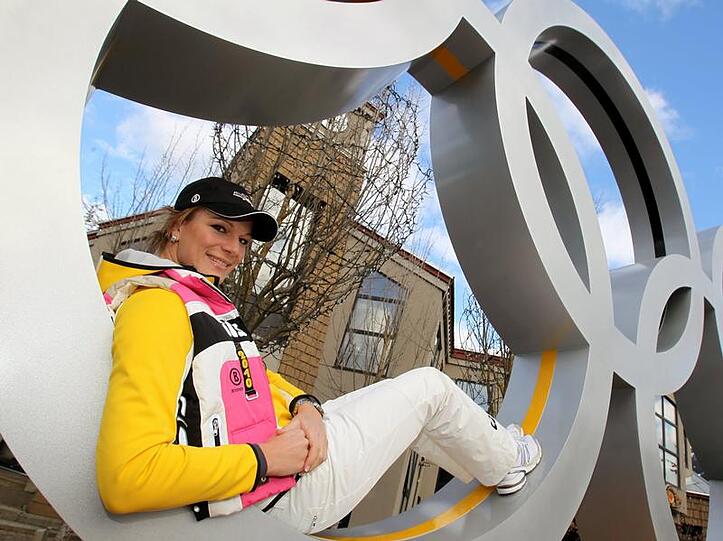Maria Riesch macht es sich in Whistler in den olymischen Ringen bequem.