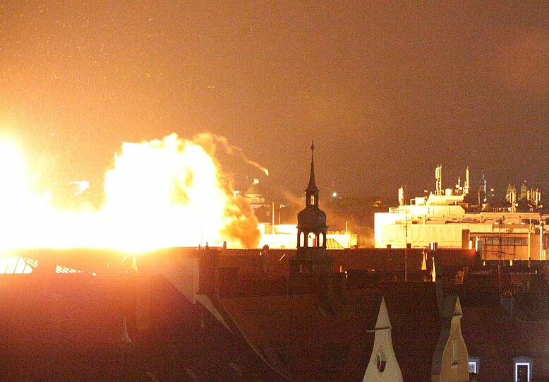 Zerstörte Schaufenster, Glassplitter, Feuer, Rauch: Nach Sprengung des 250 Kilogramm schweren Blindgängers in der Schwabinger Feilitzschstraße geht es drunter und drüber, Rettungsfahrzeuge brausen durch Schwabing. Gegen Mitternacht meldet die Feuerwehr, die Bränder seien unter Kontrolle. Laut Polizei wurde niemand verletzt.