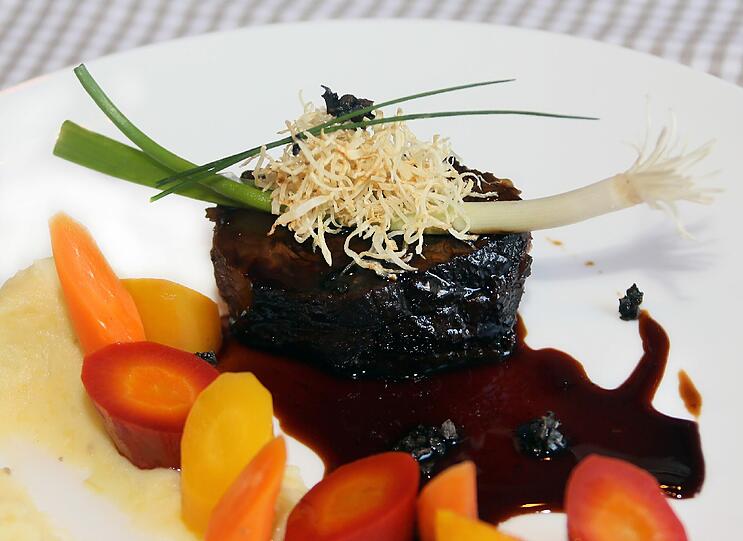 Geschmorte Rinderbäckchen &ndash; Trüffel-Merlot-Jus &ndash; Sellerie &ndash; Karotte &ndash; Lauch